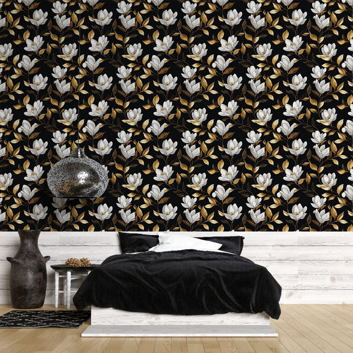 Une chambre moderne avec un papier peint floral noir, orné de magnolias blancs et de feuilles dorées, créant une ambiance élégante et chaleureuse.