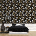 Une chambre moderne avec un papier peint floral noir, orné de magnolias blancs et de feuilles dorées, créant une ambiance élégante et chaleureuse.