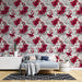Une chambre moderne avec un papier peint floral aux motifs de fleurs rouges et grises sur fond clair, créant une ambiance chaleureuse et accueillante.