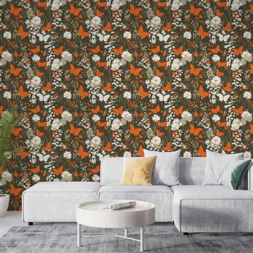 Un salon moderne avec un papier peint floral représentant des fleurs blanches et des papillons orange sur un fond sombre, créant une atmosphère vivante et chaleureuse.