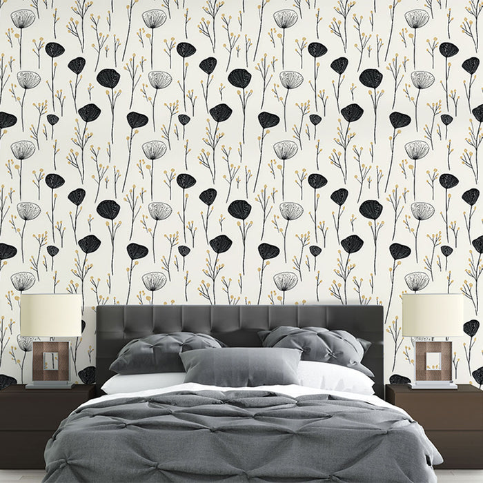 Une chambre élégante avec un papier peint floral noir et blanc, agrémenté de touches dorées, créant une atmosphère douce et raffinée.