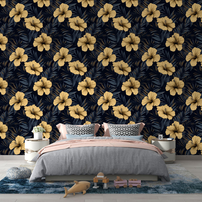 Une chambre moderne avec un papier peint floral aux grandes fleurs dorées sur fond noir, créant une ambiance tropicale et élégante.