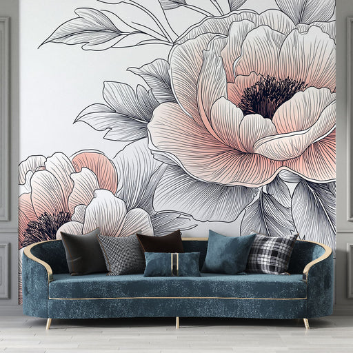 Un salon élégant avec un papier peint floral aux grandes fleurs roses et noires, créant une atmosphère douce et artistique.