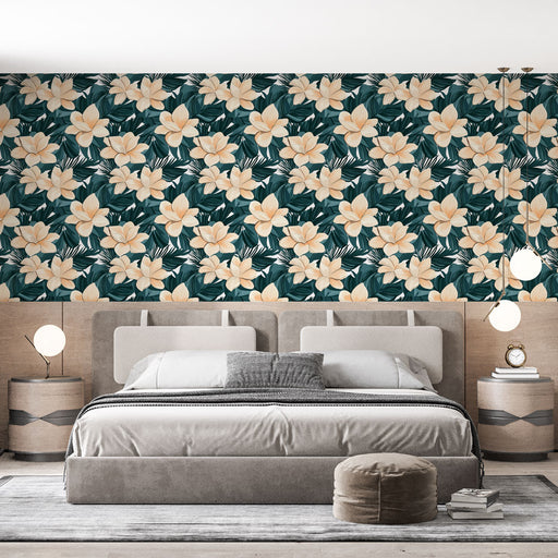 Une chambre moderne avec un papier peint floral aux grandes fleurs crème sur fond vert foncé, créant une atmosphère apaisante et tropicale.