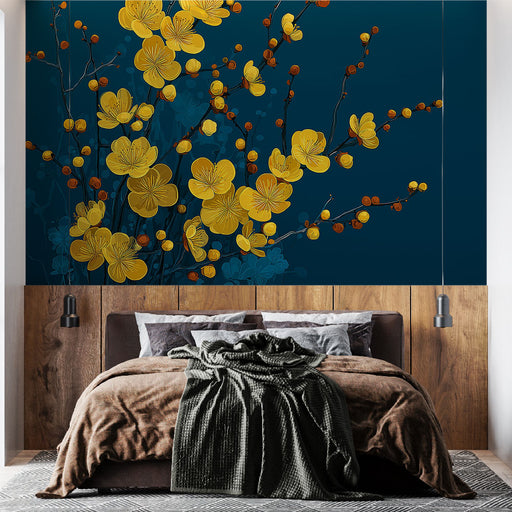 Une chambre moderne avec un papier peint floral aux grandes fleurs jaunes sur fond bleu nuit, créant une atmosphère chaleureuse et accueillante.