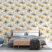 Une chambre moderne avec un papier peint floral aux motifs délicats en noir et jaune sur fond clair, créant une atmosphère douce et apaisante.