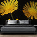 Papier peint fleurs jaunes éclatantes sur fond sombre pour chambre moderne