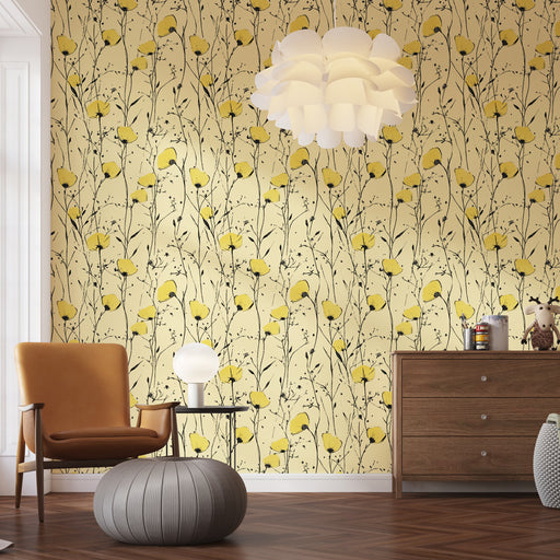 Une salle de séjour lumineuse avec un papier peint floral jaune et noir représentant des fleurs délicates sur fond clair, créant une ambiance joyeuse et accueillante.