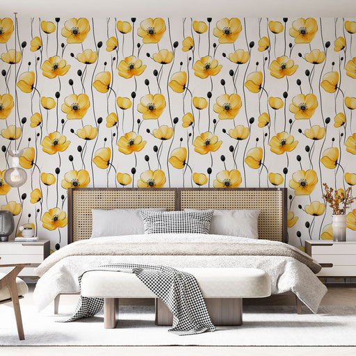 Une chambre lumineuse avec un papier peint floral jaune aux motifs de fleurs délicates sur fond blanc, créant une atmosphère joyeuse et accueillante.