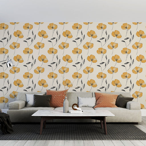 Un salon moderne avec un papier peint floral beige orné de grandes fleurs jaunes et de feuilles noires, créant une atmosphère chaleureuse et accueillante.