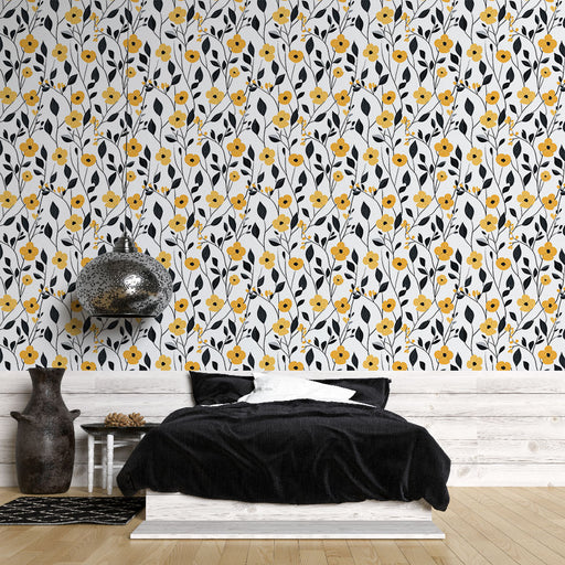 Une chambre moderne avec un papier peint floral aux motifs jaunes et noirs sur fond blanc, créant une atmosphère joyeuse et accueillante.