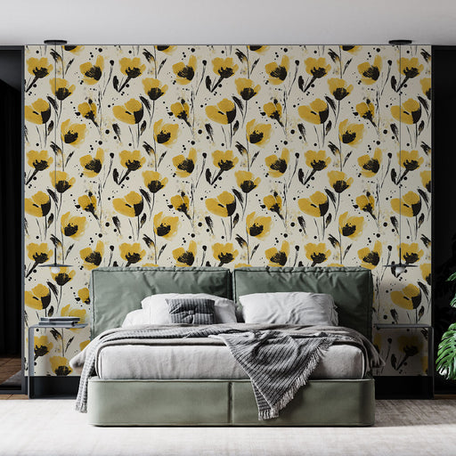 Une chambre moderne avec un papier peint floral aux motifs jaunes et noirs sur fond clair, créant une atmosphère chaleureuse et accueillante.