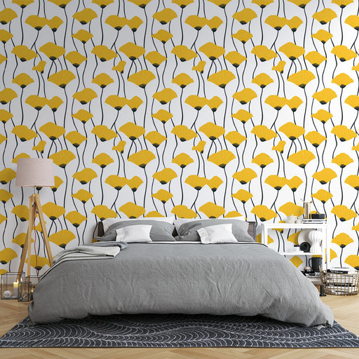 Une chambre moderne avec un papier peint floral jaune et noir représentant des feuilles stylisées sur fond blanc, créant une ambiance lumineuse et dynamique.