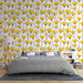 Une chambre moderne avec un papier peint floral jaune et noir représentant des feuilles stylisées sur fond blanc, créant une ambiance lumineuse et dynamique.
