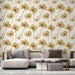 Un salon contemporain avec un papier peint floral aux motifs de fleurs jaunes et noires sur fond crème, créant une ambiance chaleureuse et accueillante.