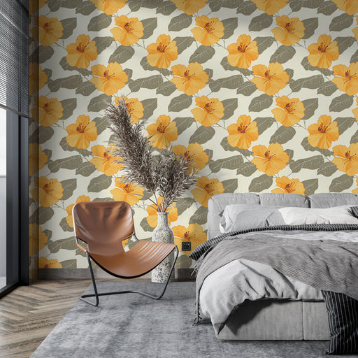 Une chambre moderne avec un papier peint floral aux grandes fleurs jaunes et feuillages gris, créant une ambiance chaleureuse et accueillante.