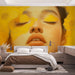 Papier peint artistique avec portrait et touches florales jaune vif pour chambre moderne.