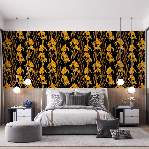 Une chambre moderne avec un papier peint floral noir et jaune, créant une ambiance élégante et chaleureuse grâce à ses motifs vibrants.