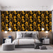 Une chambre moderne avec un papier peint floral noir et jaune, créant une ambiance élégante et chaleureuse grâce à ses motifs vibrants.