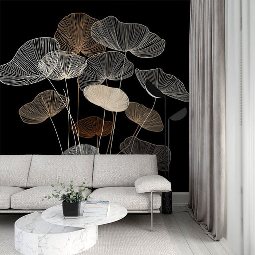 Un salon moderne avec un papier peint noir orné de délicates silhouettes de feuilles blanches et dorées, créant une ambiance élégante et artistique.