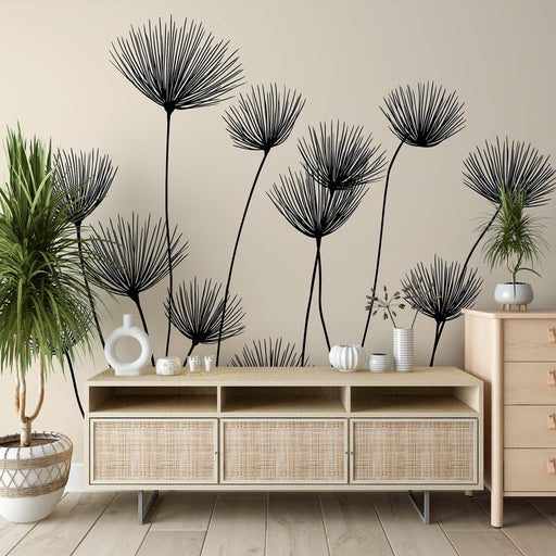 Une pièce moderne avec un papier peint représentant des silhouettes de fleurs noires sur fond beige, créant une ambiance élégante et minimaliste.