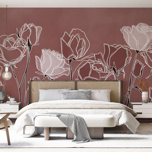 Une chambre élégante avec un papier peint aux motifs floraux en blanc sur fond bordeaux, créant une atmosphère chaleureuse et artistique.