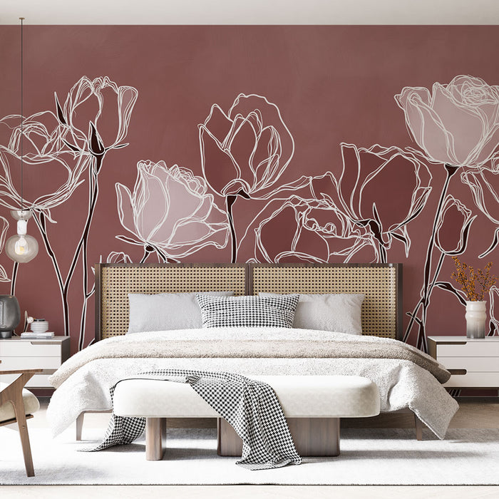 Une chambre élégante avec un papier peint aux motifs floraux en blanc sur fond bordeaux, créant une atmosphère chaleureuse et artistique.