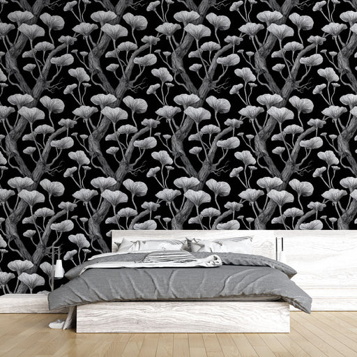 Une chambre moderne avec un papier peint noir et blanc représentant des motifs de branches et de feuilles délicates, créant une atmosphère élégante et apaisante.
