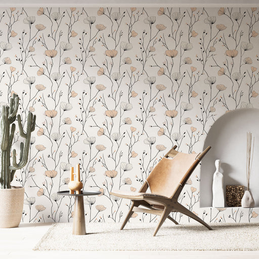 Une pièce lumineuse avec un papier peint floral aux motifs délicats de fleurs beige et noires sur fond clair, créant une atmosphère douce et apaisante.