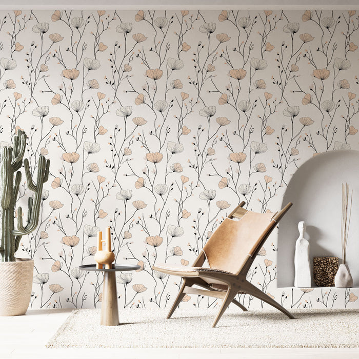 Une pièce lumineuse avec un papier peint floral aux motifs délicats de fleurs beige et noires sur fond clair, créant une atmosphère douce et apaisante.