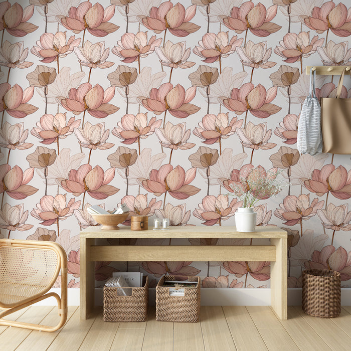 Une pièce lumineuse avec un papier peint floral aux motifs de lotus dans des teintes douces de rose et beige, évoquant une atmosphère apaisante et délicate.