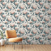 Une pièce moderne avec un papier peint floral aux motifs de grandes fleurs roses et feuillages verts sur fond clair, créant une ambiance douce et accueillante.