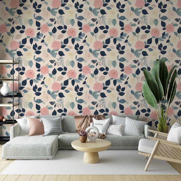 Un salon lumineux avec un papier peint floral aux roses pastel et feuillages sombres, créant une atmosphère douce et accueillante.