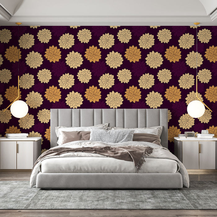 Une chambre élégante avec un papier peint floral aux grandes fleurs dorées sur fond violet, créant une atmosphère chaleureuse et raffinée.