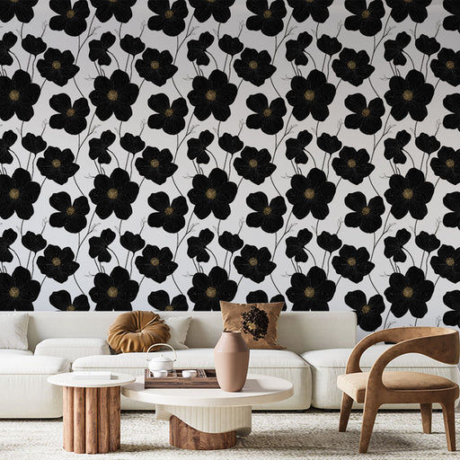 Un salon élégant avec un papier peint floral noir et blanc aux motifs de grandes fleurs stylisées, créant une ambiance artistique et moderne.