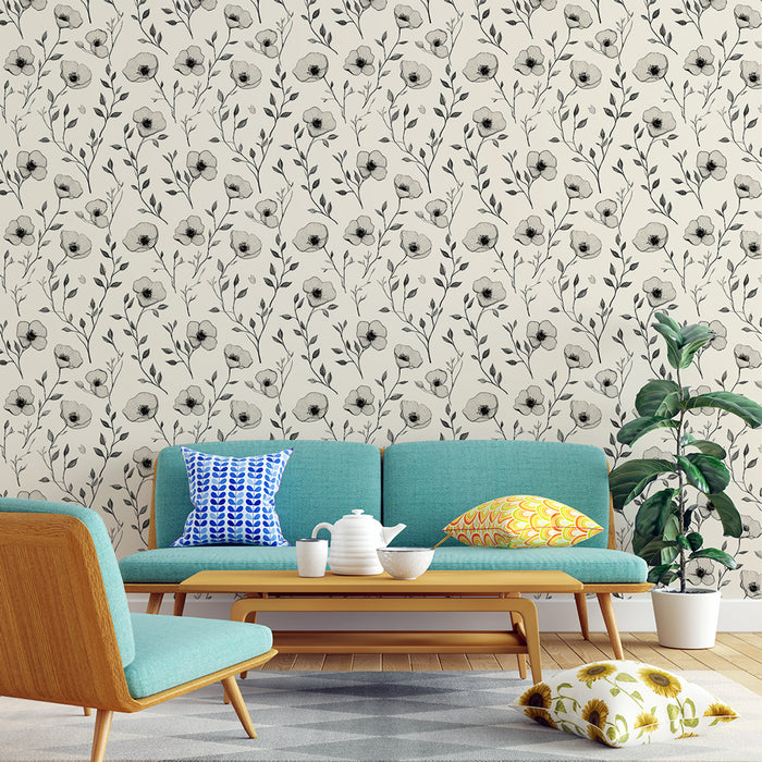 Un salon moderne avec un papier peint floral beige et noir, orné de délicates fleurs et feuillages, créant une atmosphère douce et élégante.