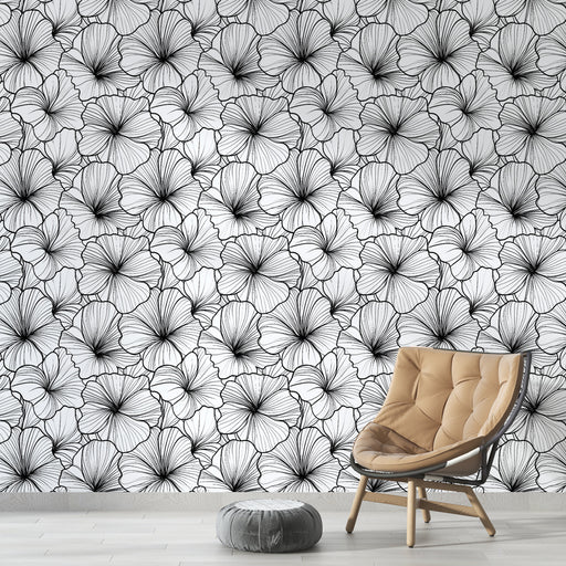 Une pièce moderne avec un papier peint floral noir et blanc aux motifs délicats, créant une ambiance élégante et artistique.