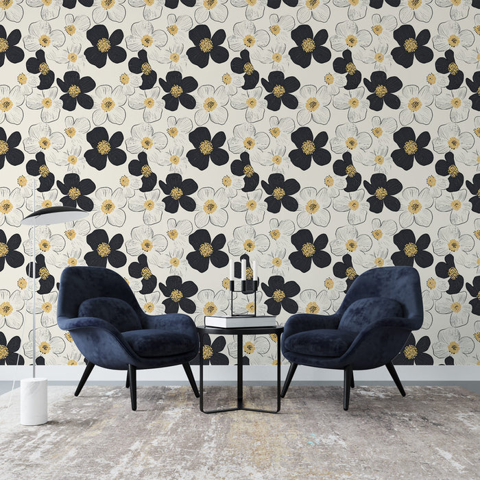 Un salon contemporain avec un papier peint floral noir et blanc, orné de fleurs aux touches dorées, créant une ambiance élégante et raffinée.
