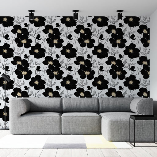 Un salon moderne avec un papier peint floral noir et blanc, orné de grandes fleurs élégantes et de feuillages délicats, créant une ambiance artistique et raffinée.