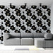 Un salon moderne avec un papier peint floral noir et blanc, orné de grandes fleurs élégantes et de feuillages délicats, créant une ambiance artistique et raffinée.