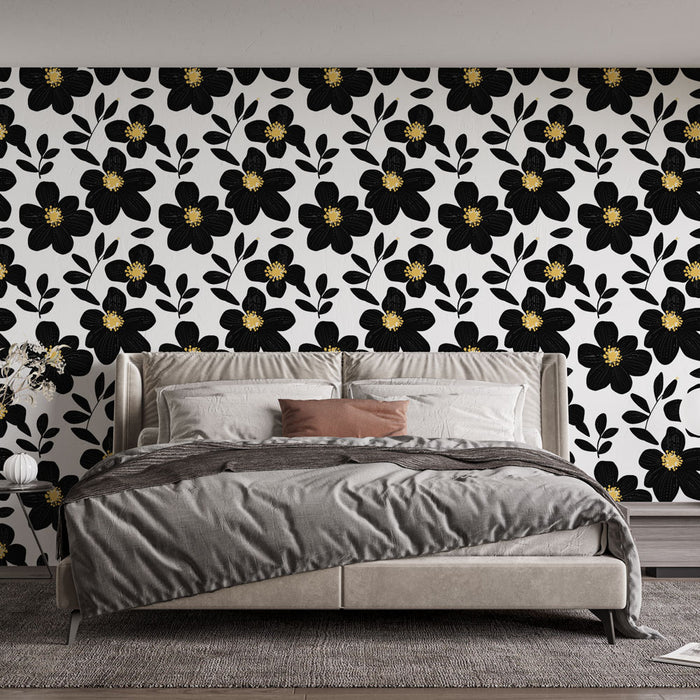 Une chambre moderne avec un papier peint floral noir et blanc, orné de fleurs dorées, créant une ambiance élégante et dynamique.
