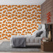 Une chambre moderne avec un papier peint floral aux motifs orange vif sur fond crème, créant une atmosphère chaleureuse et dynamique.