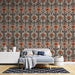 Une chambre moderne avec un papier peint floral aux grandes fleurs orange et motifs sombres, créant une ambiance chaleureuse et accueillante.