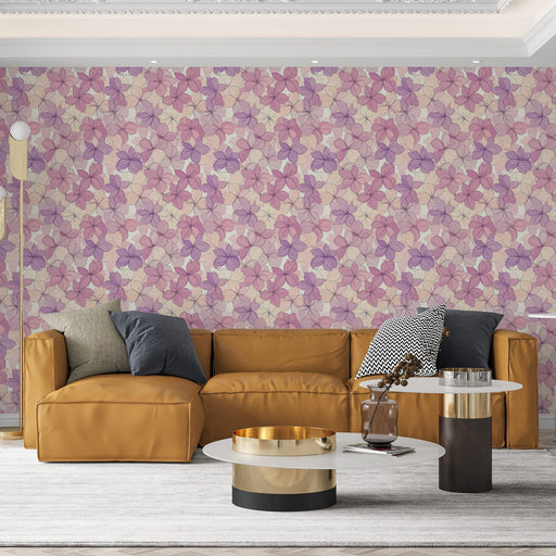 Un salon moderne avec un papier peint floral aux teintes douces de rose et violet, créant une atmosphère douce et apaisante.