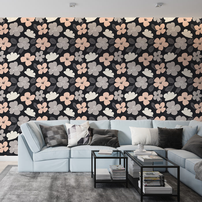 Un salon moderne avec un papier peint floral sur fond noir, mêlant des fleurs roses, grises et blanches, créant une ambiance chaleureuse et accueillante.