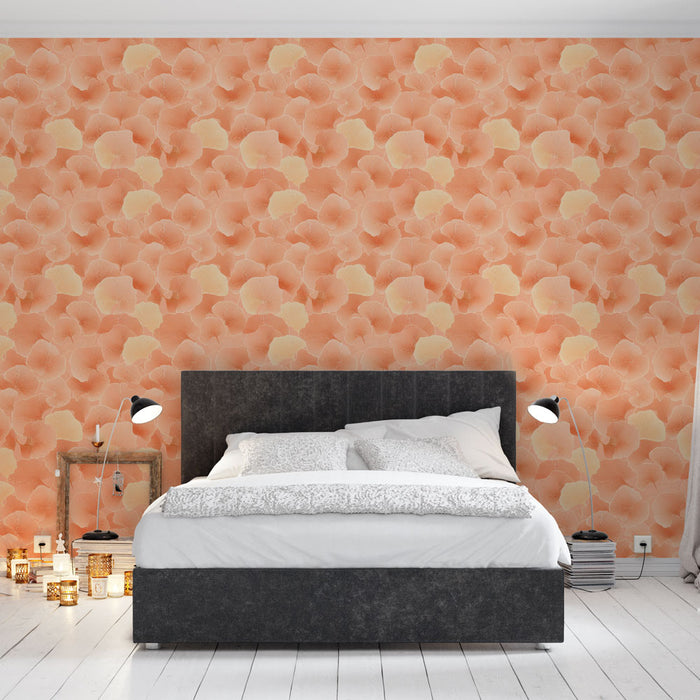 Une chambre moderne avec un papier peint aux motifs floraux doux dans des teintes pêche et crème, créant une atmosphère chaleureuse et apaisante.
