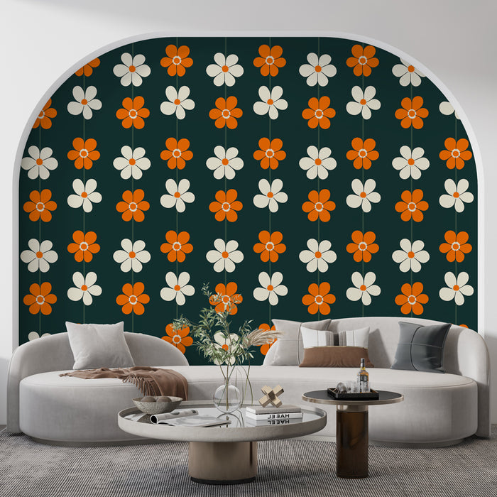 Un salon moderne avec un papier peint floral sur fond vert foncé, orné de grandes fleurs blanches et orange, créant une atmosphère joyeuse et dynamique.