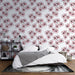 Une chambre moderne avec un papier peint floral aux motifs de fleurs roses délicates sur fond blanc, créant une atmosphère douce et apaisante.