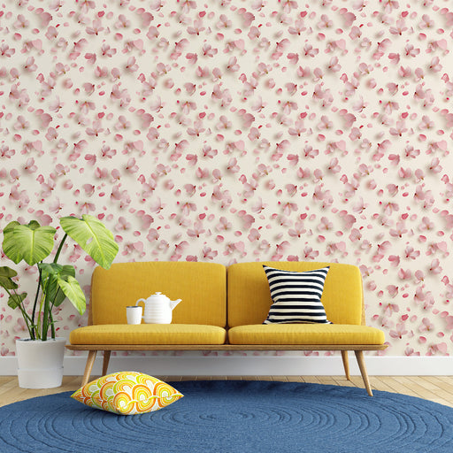 Un salon lumineux avec un papier peint floral aux délicates pétales roses sur fond crème, créant une ambiance douce et romantique.