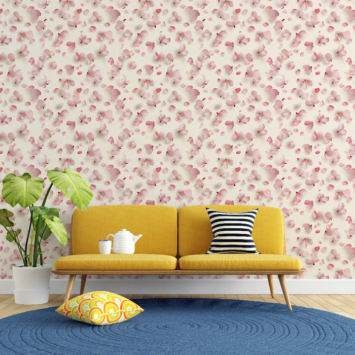 Un salon lumineux avec un papier peint floral aux délicates pétales roses sur fond crème, créant une ambiance douce et romantique.